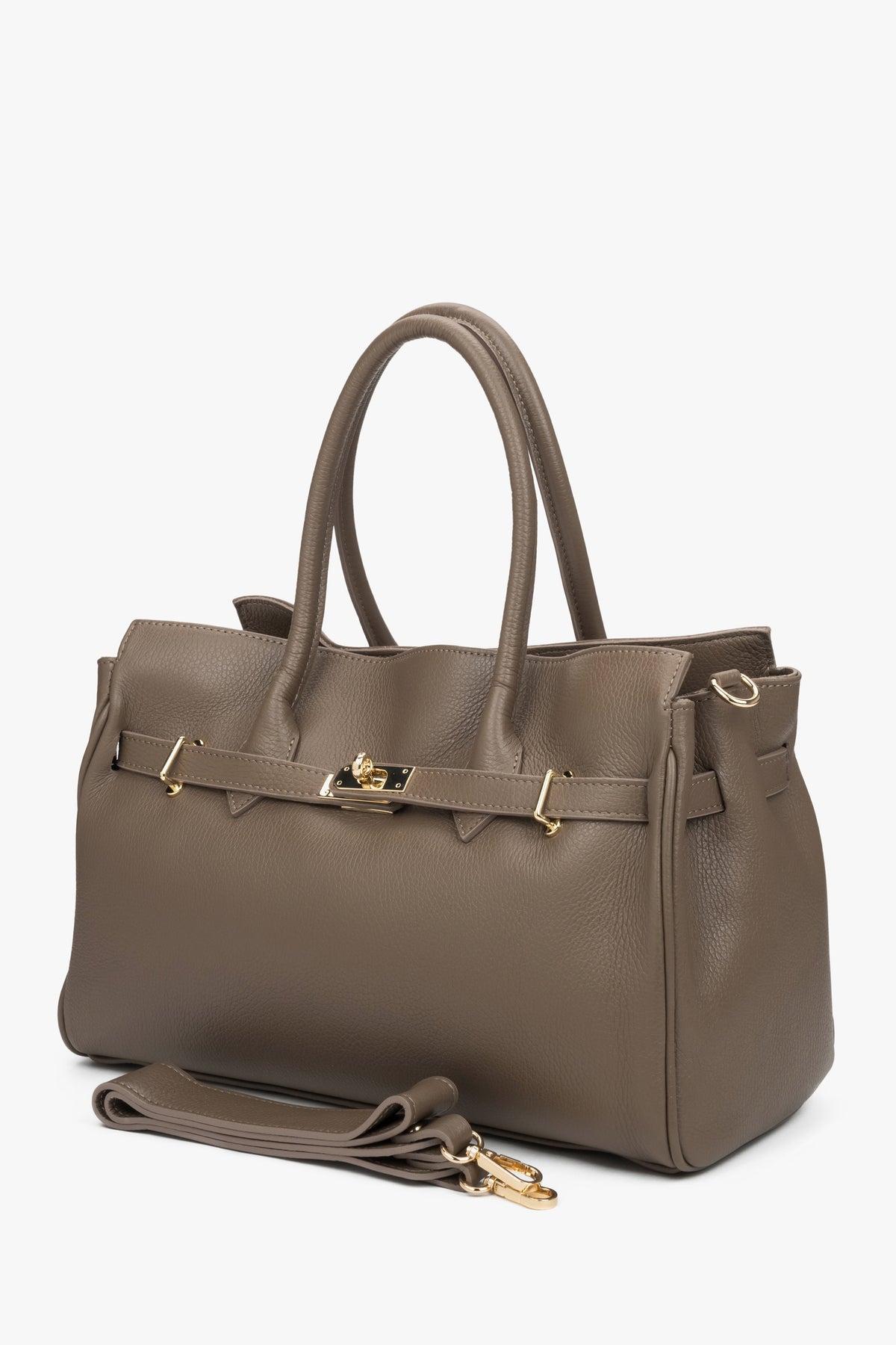 Nahaufnahme der edlen italienischen Lederstruktur bei der großen braunen Handtasche.