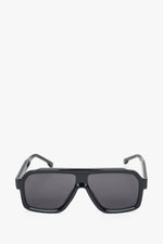 Frontansicht der großen schwarzen Damen-Sonnenbrille in geometrischer Form.
