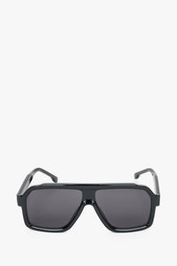 Frontansicht der großen schwarzen Damen-Sonnenbrille in geometrischer Form.