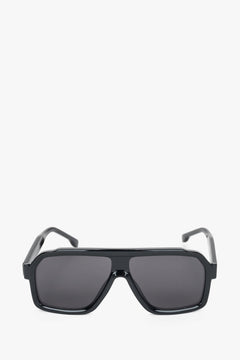 Frontansicht der großen schwarzen Damen-Sonnenbrille in geometrischer Form.