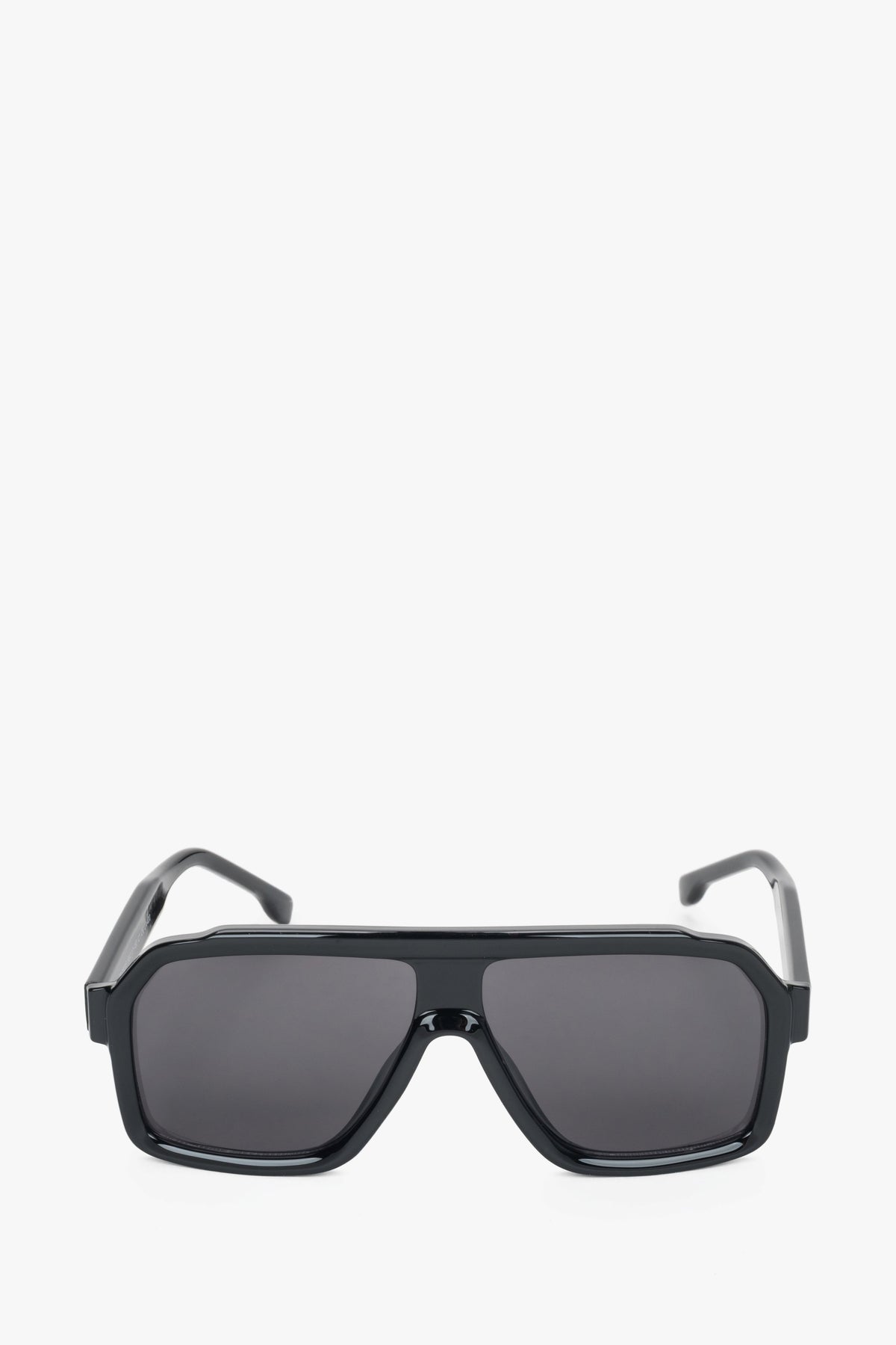 Frontansicht der großen schwarzen Damen-Sonnenbrille in geometrischer Form.