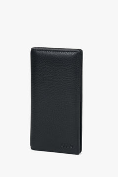 Schräge Ansicht des eleganten schwarzen Portemonnaies im Hochformat.