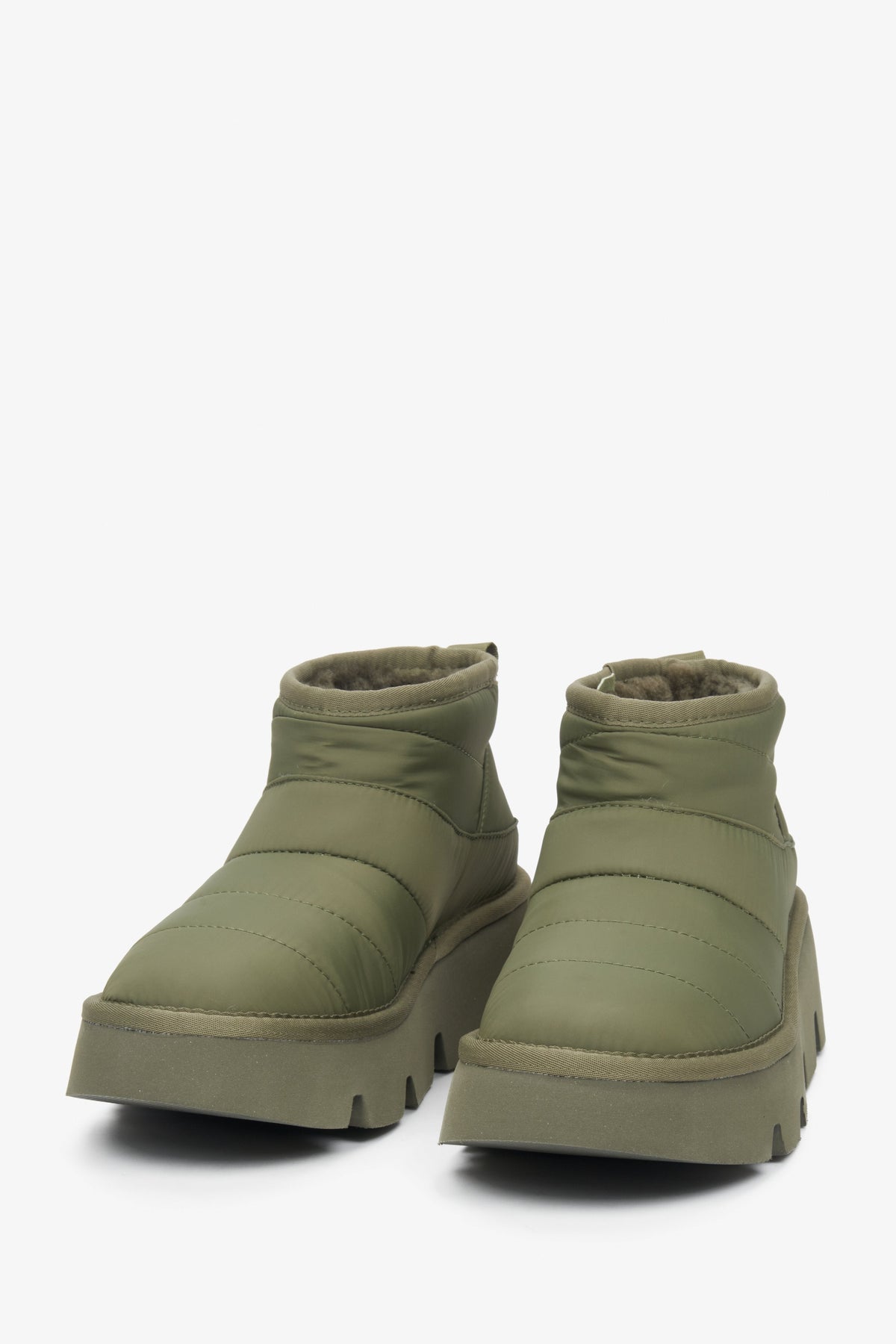 Frontale Perspektive der grünen Damen-Schneestiefel von Estro