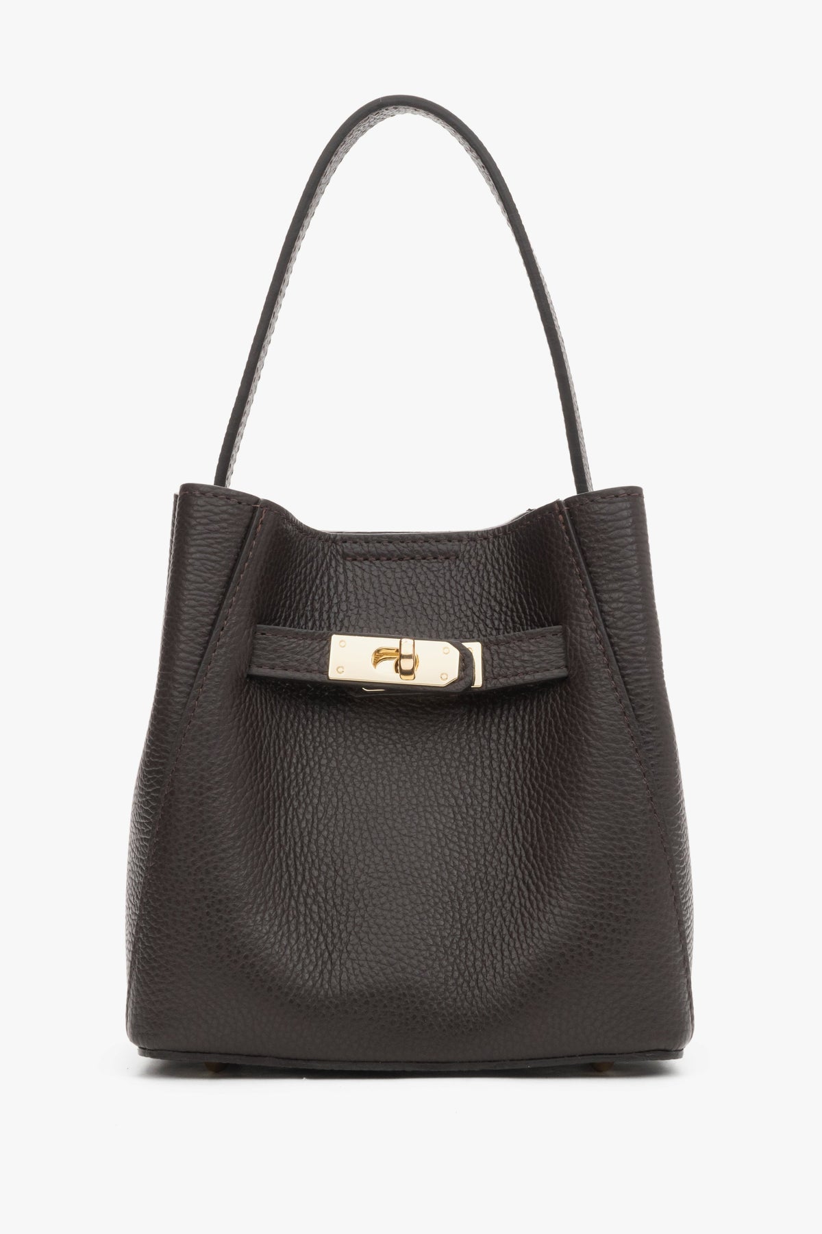 Elegante Frontansicht der dunkelbraunen Tasche, bestückt mit dem kurzen, breiten Schulterriemen 