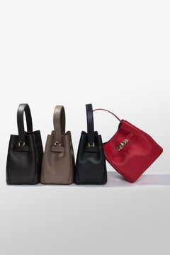 Gruppenaufnahme der eleganten Satchel Bags aus der Kollektion in den Farben Schwarz, Taupe, Braun und Rot 