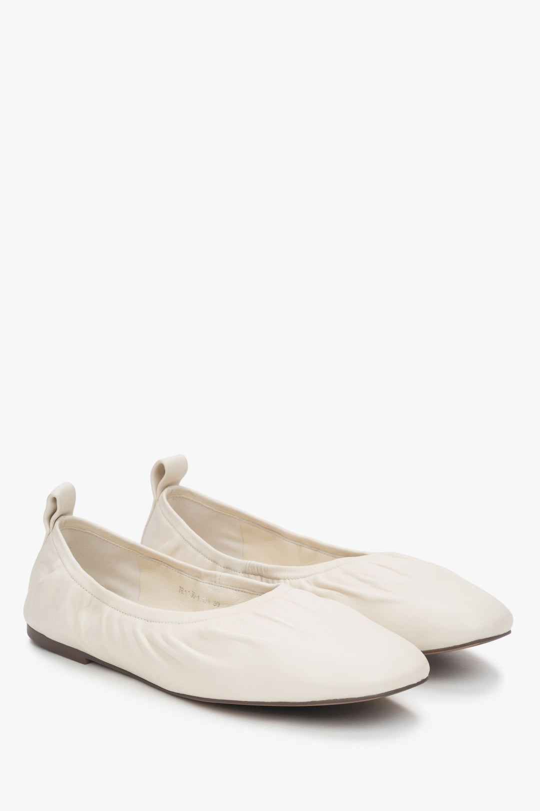 Schrägansicht des Paares hellbeiger Damen-Ballerinas, die die weiche und elastische Struktur zeigen
