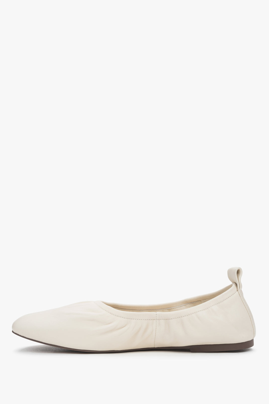 Seitenansicht der Ballerinas mit Fokus auf die minimalistische Form und die flexible Sohle