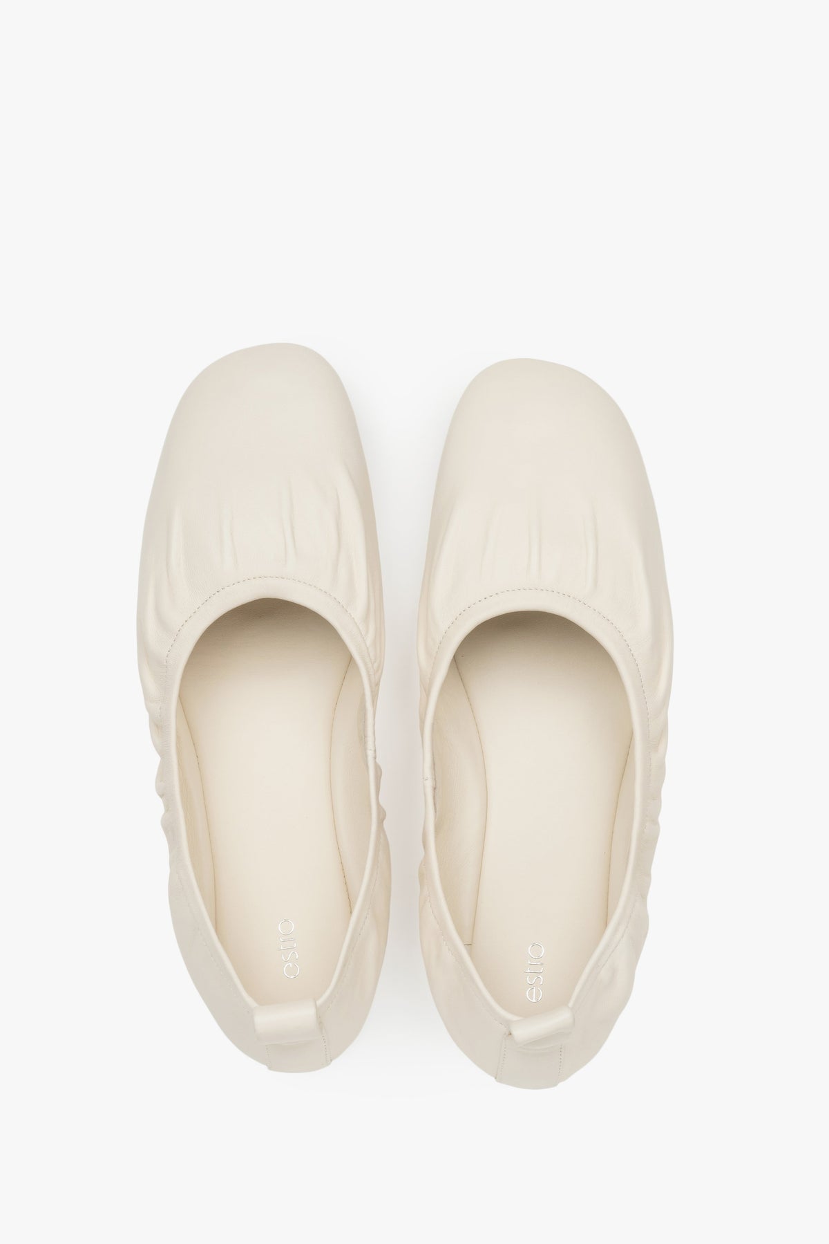 Draufsicht auf die hellbeigen Ballerinas, die das weiche Innenfutter aus Chevro-Leder zeigt