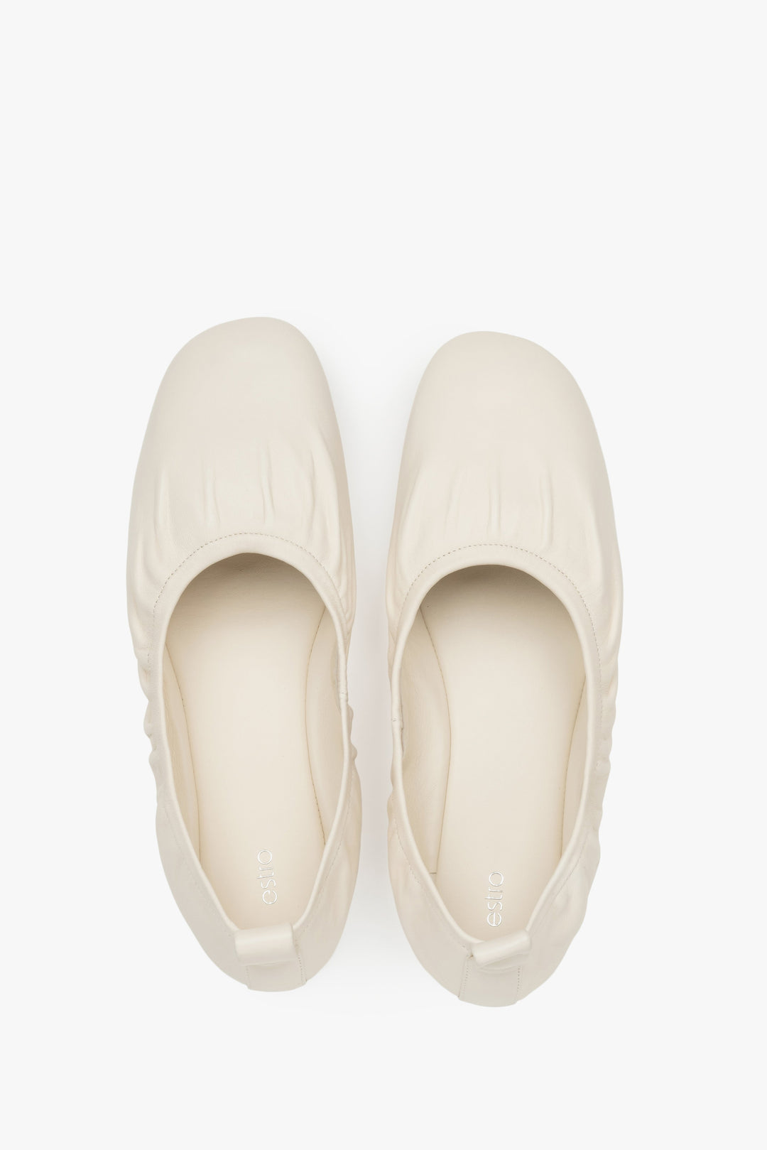 Draufsicht auf die hellbeigen Ballerinas, die das weiche Innenfutter aus Chevro-Leder zeigt