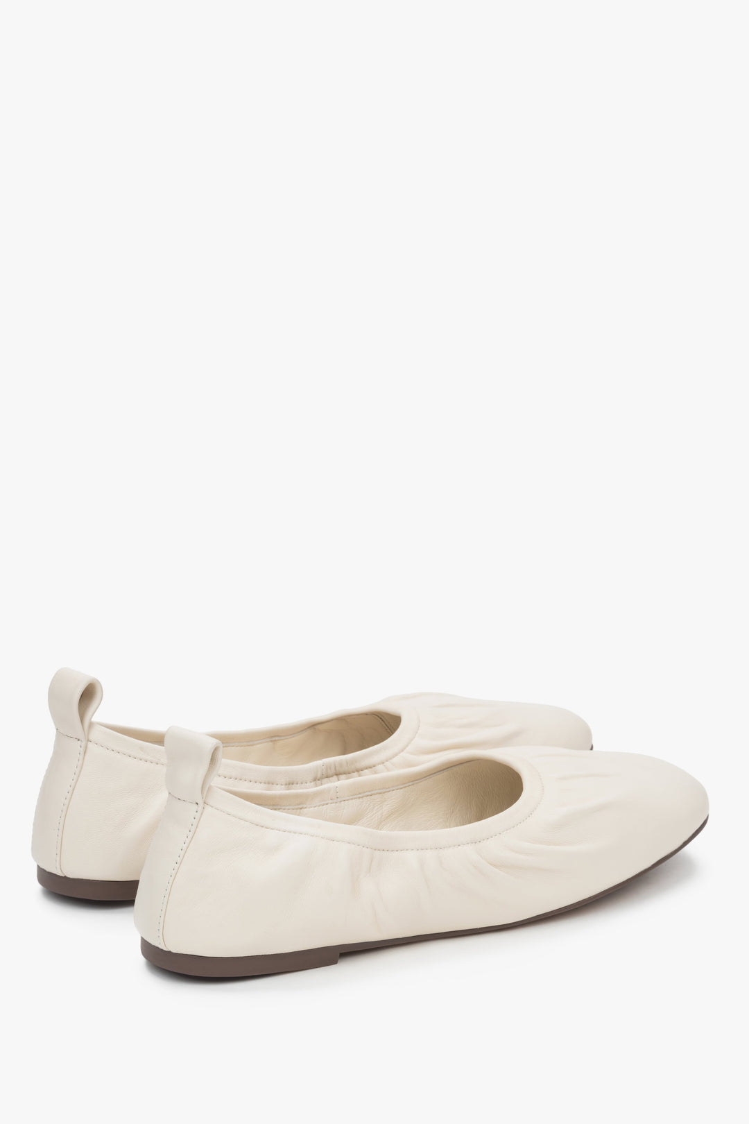 Rückansicht des Paares hellbeiger Damen-Ballerinas, die die weiche und elastische Struktur zeigen