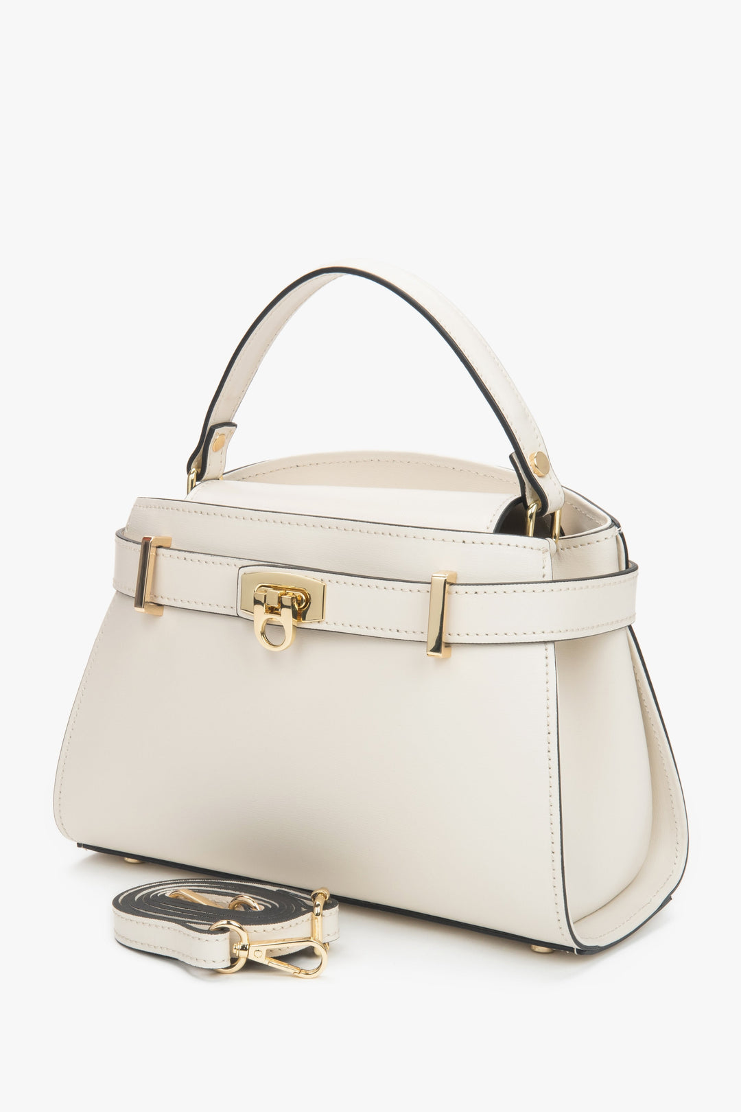 Schrägansicht der eleganten Tasche zusammen mit dem verstellbaren Schulterriemen