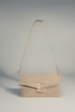 Hellbeige Damen-Handtasche aus Velours mit abnehmbarem Schulterriemen.