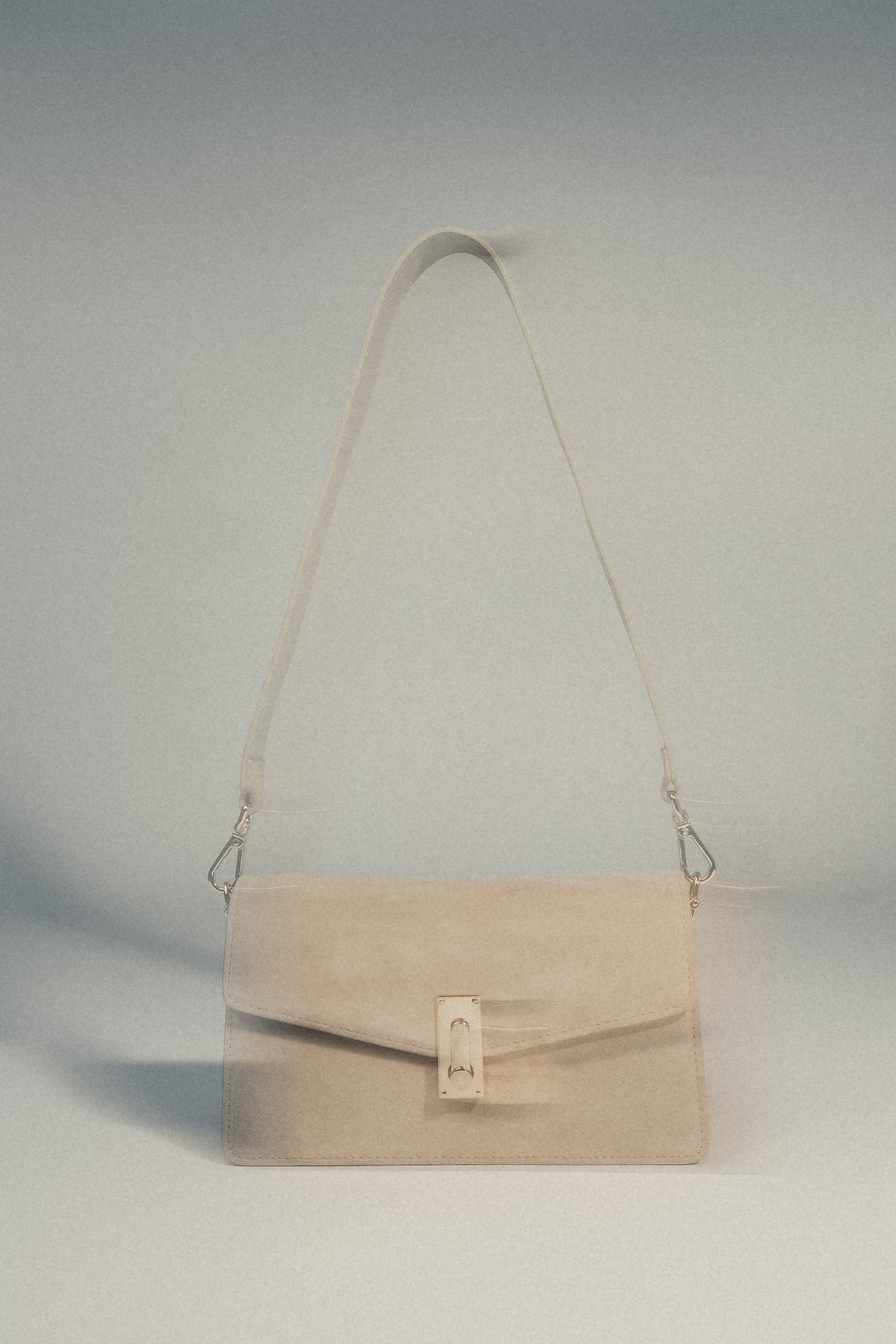 Hellbeige Damen-Handtasche aus Velours mit abnehmbarem Schulterriemen.