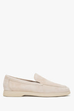 Seitenansicht des hellbeigen Damen-Loafers aus italienischem Velours