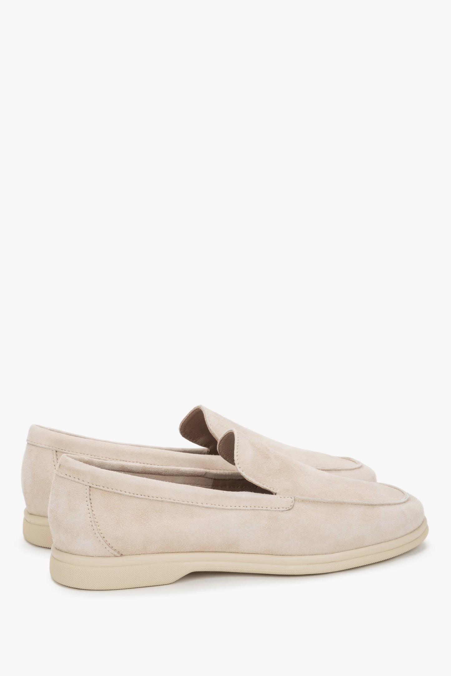 Rückansicht des hellbeigen Damen-Loafers aus italienischem Velours