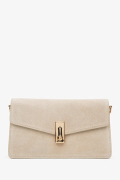 Hellbeige Damen-Schultertasche aus Velours mit goldfarbenen Details Vorderansicht.