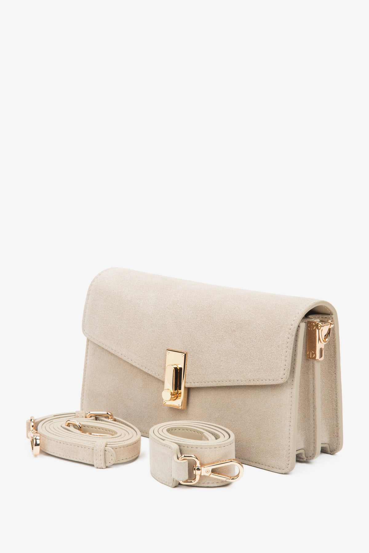 Hellbeige Velours-Schultertasche mit Riemen.