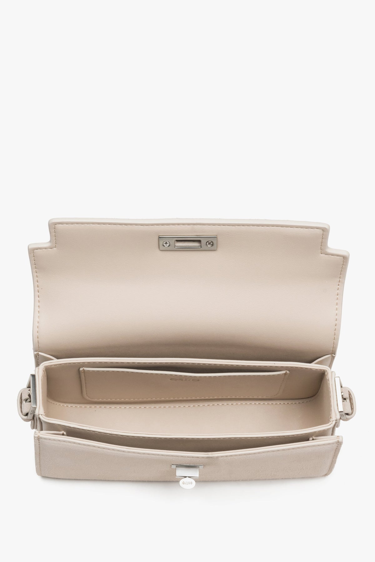 Innenansicht der hellbeigen Handtasche mit drei Fächern aus Leder