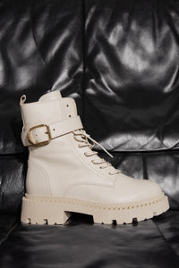Hellbeige Damen-Winter-Stiefeletten aus Echtleder auf schwarzem Hintergrund