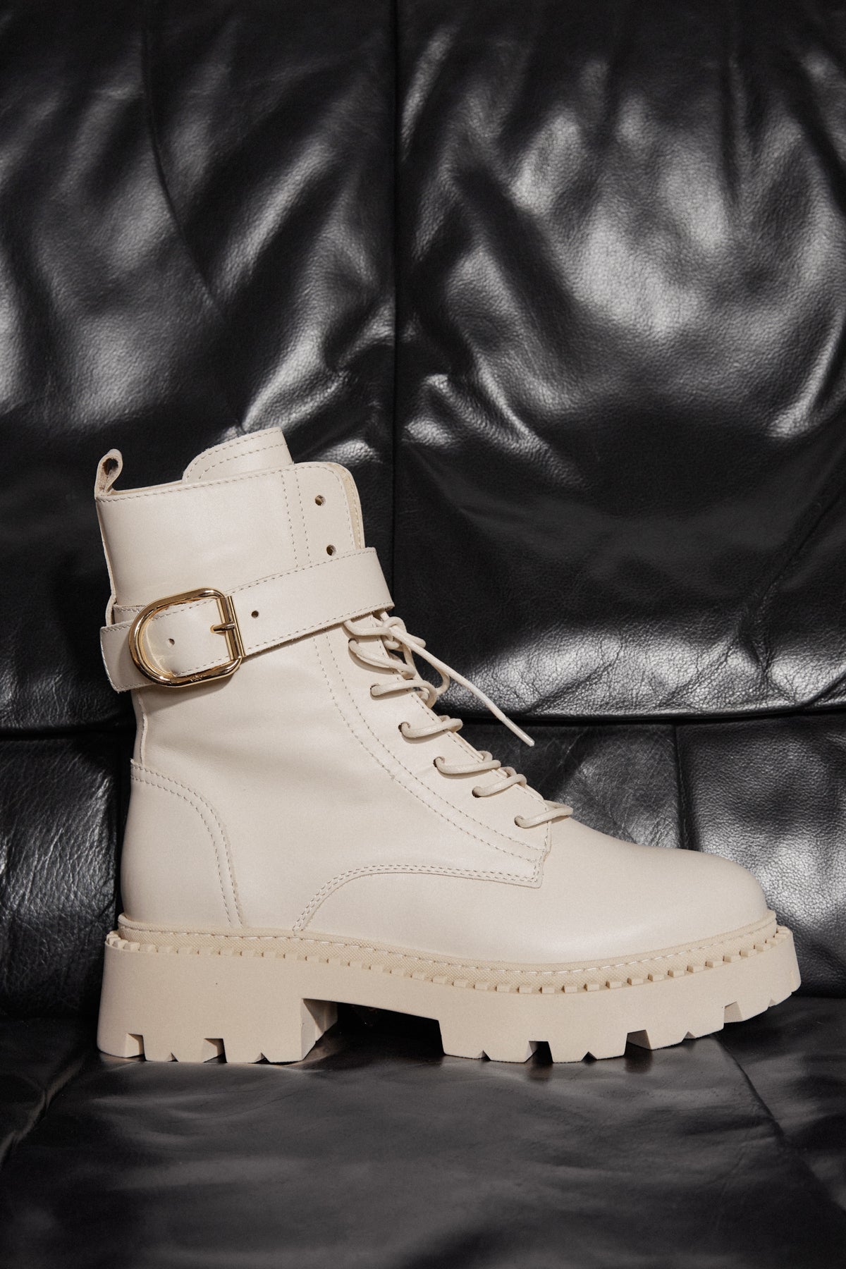 Hellbeige Damen-Winter-Stiefeletten aus Echtleder auf schwarzem Hintergrund