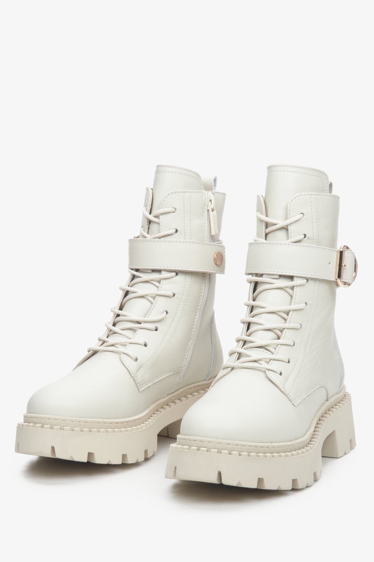 Frontale Perspektive des Paares heller Echtleder-Stiefeletten für Damen