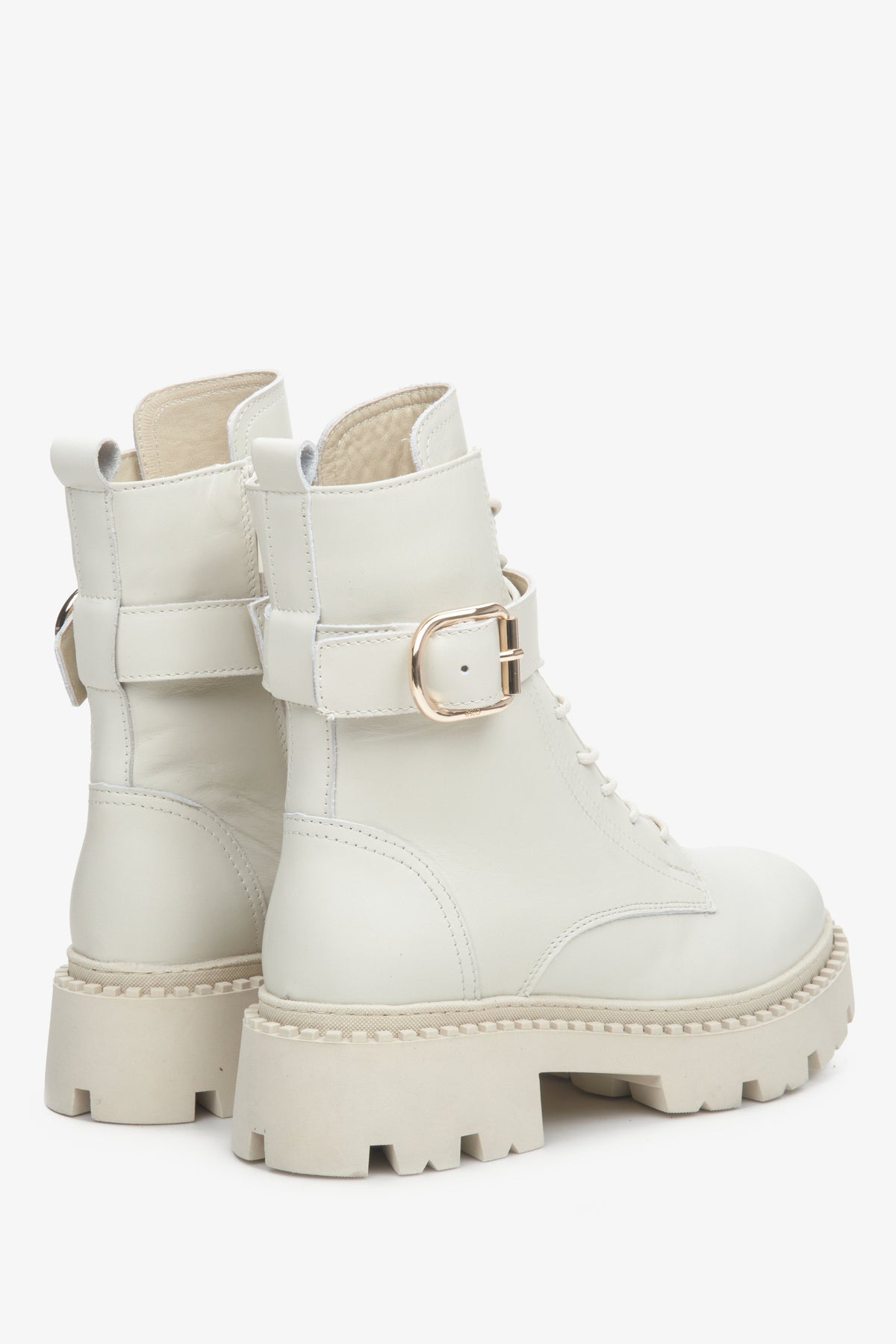 Rückwärtige Ansicht der hellen Winter-Stiefeletten für Damen