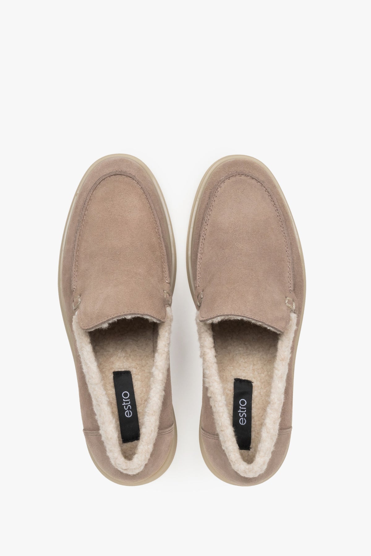 Draufsicht auf das Paar hellbeige Loafer mit kuscheligem Fell-Innenfutter