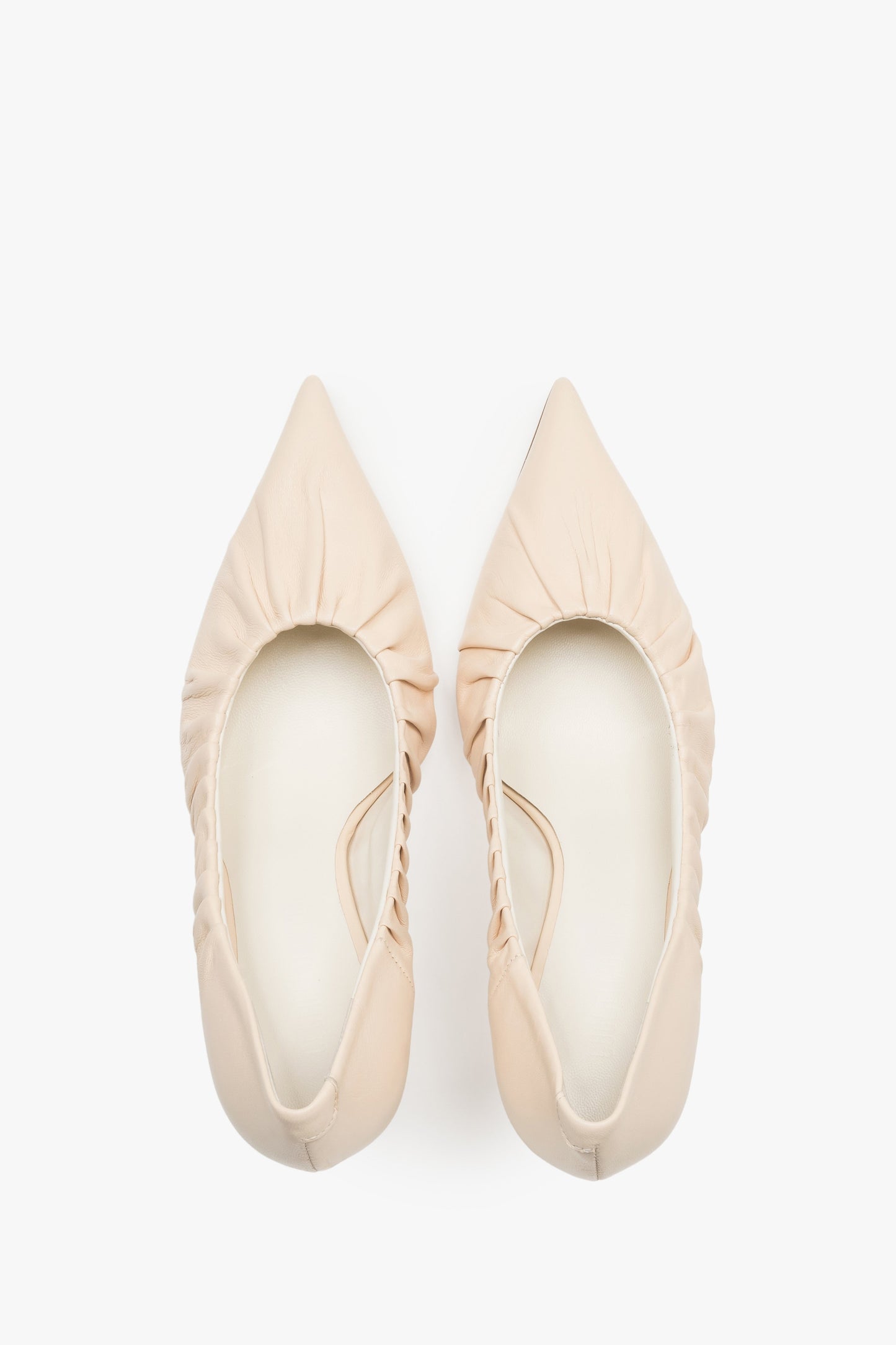 Paar hellbeige High Heels von Guglielmo Rotta von oben