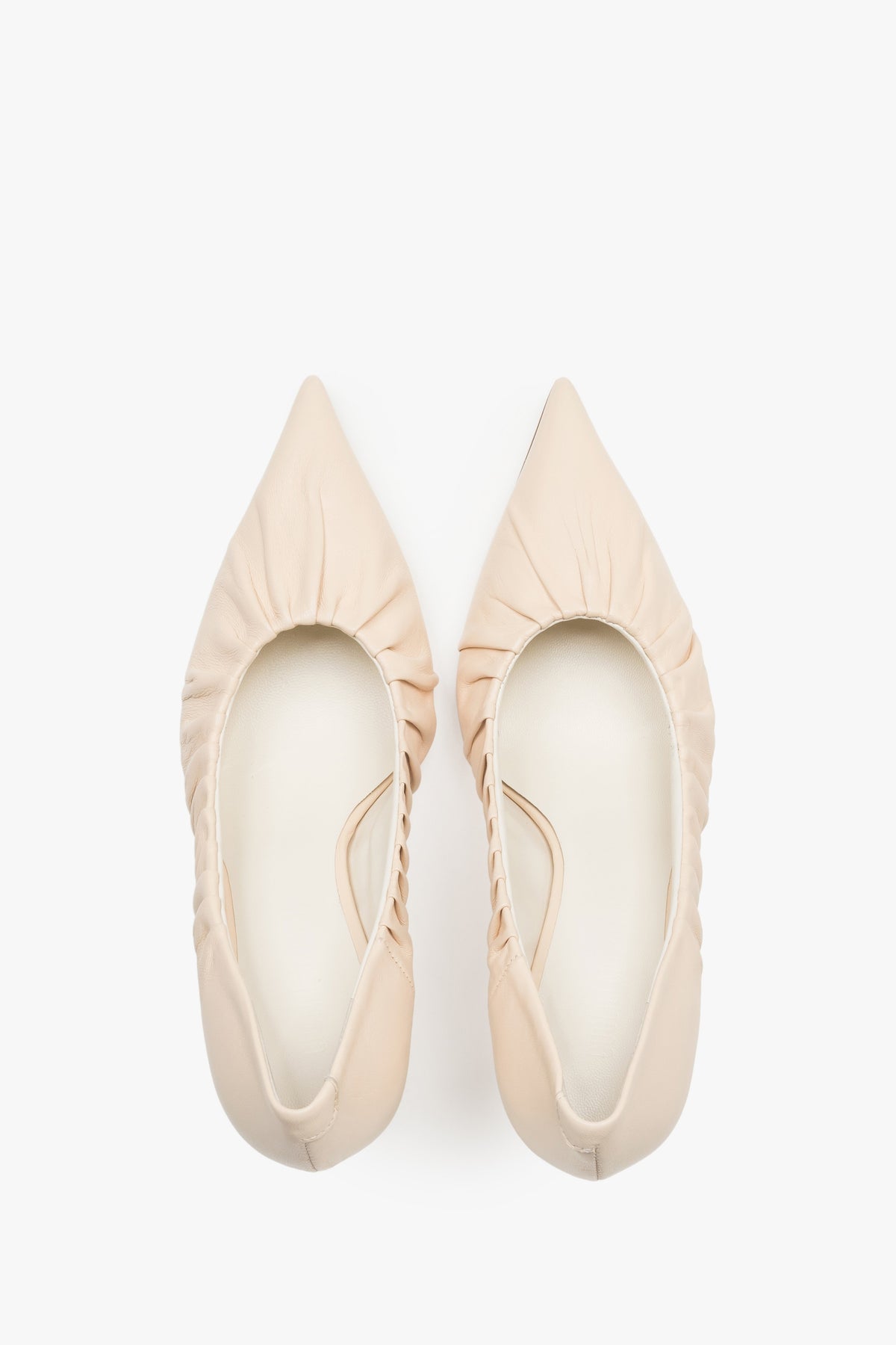 Paar hellbeige High Heels von Guglielmo Rotta von oben