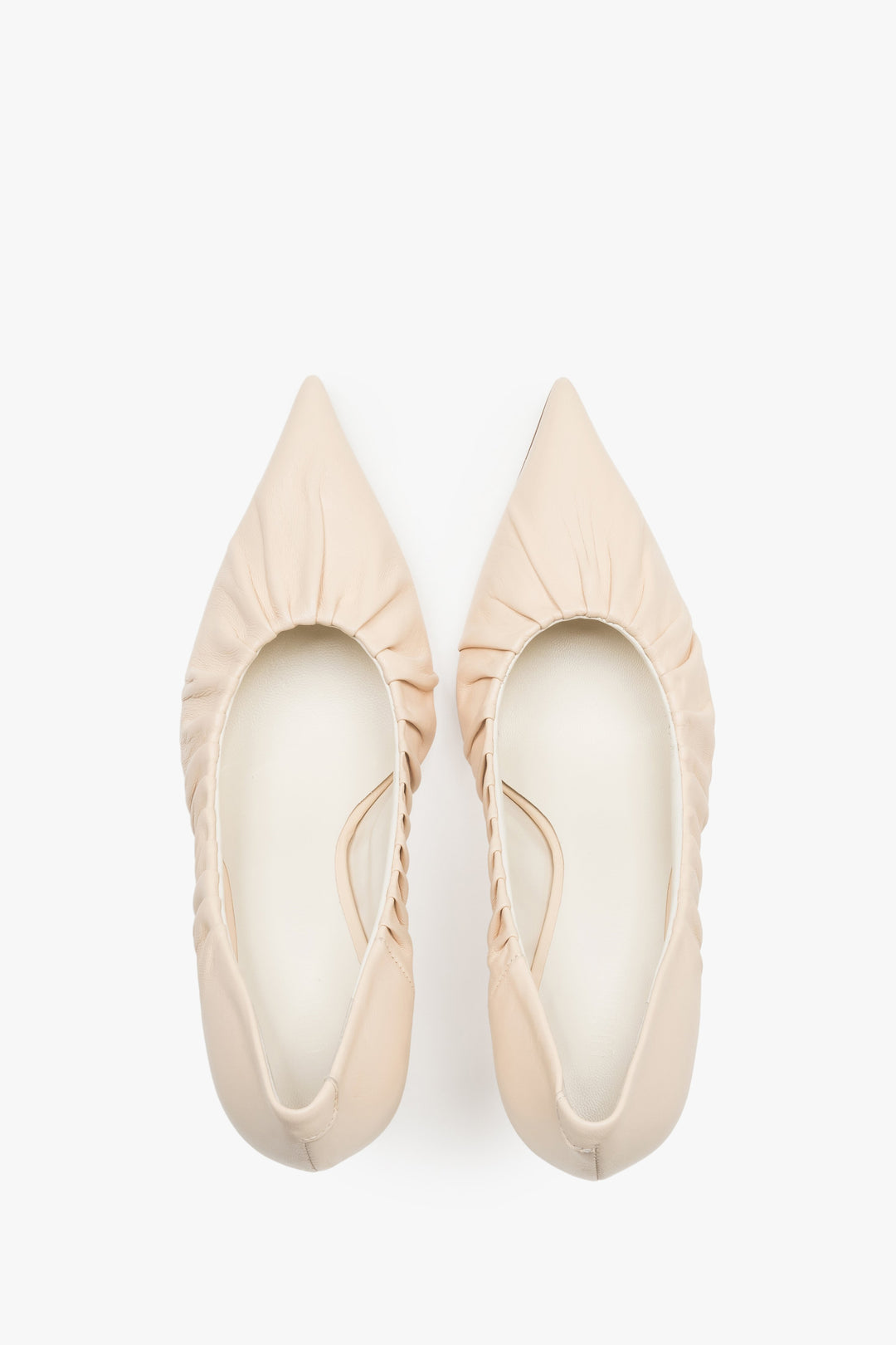 Paar hellbeige High Heels von Guglielmo Rotta von oben