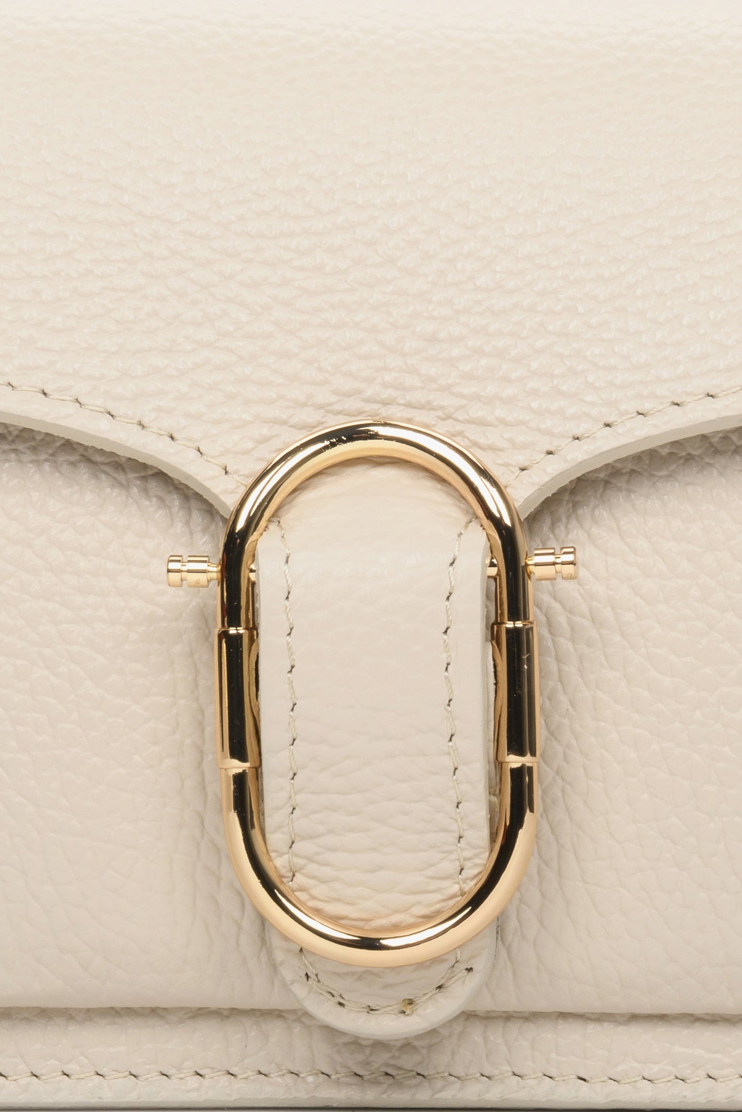 Hochwertige Schultertasche, gefertigt aus weichem Premium-Echtleder aus Italien.