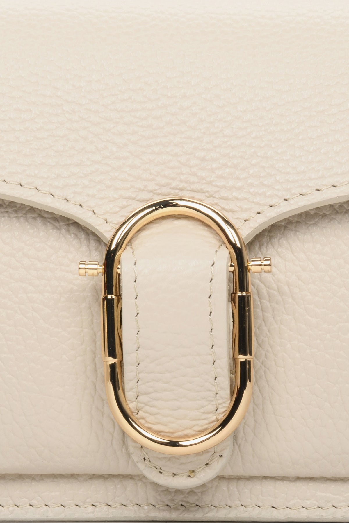Hochwertige Schultertasche, gefertigt aus weichem Premium-Echtleder aus Italien.