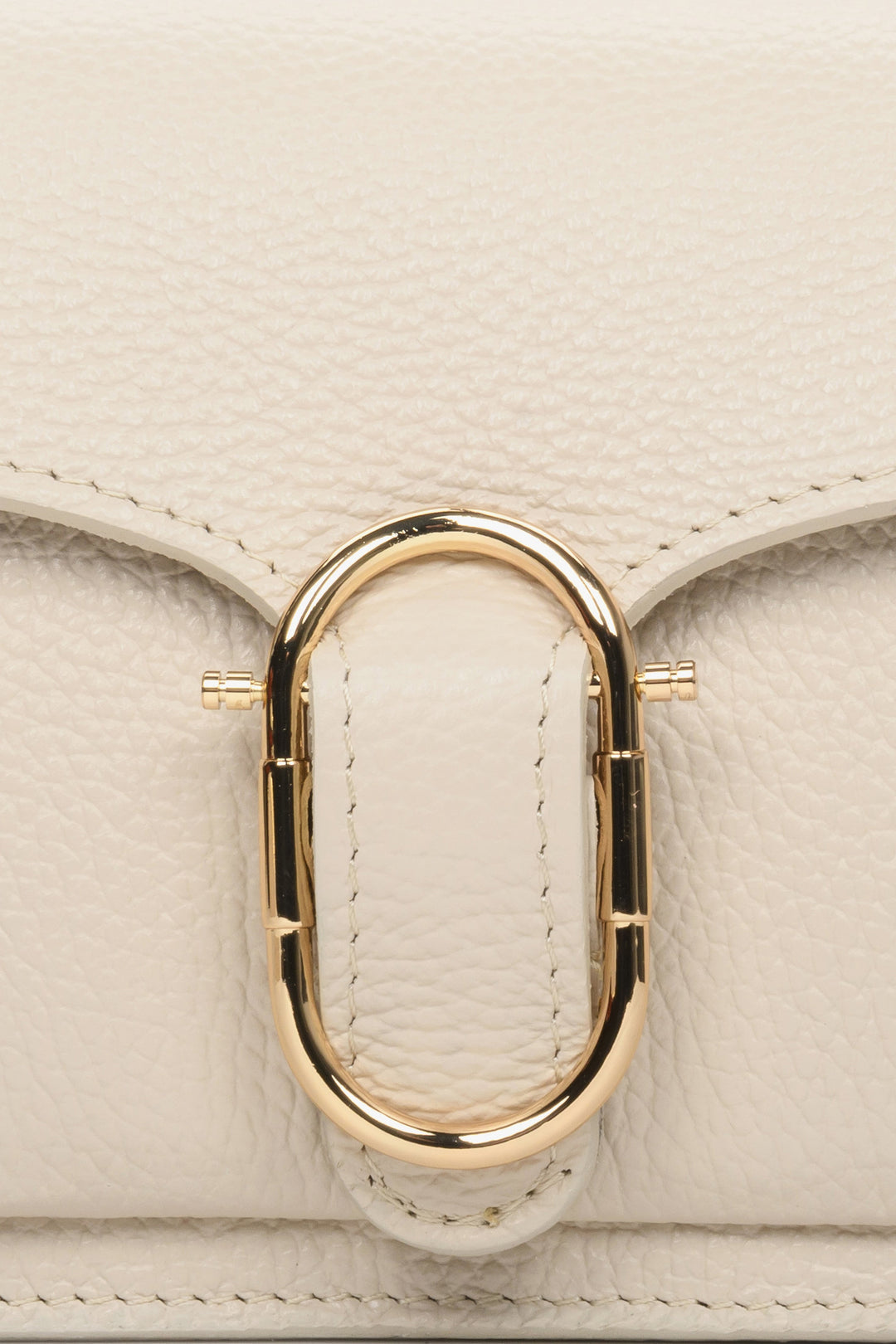 Hochwertige Schultertasche, gefertigt aus weichem Premium-Echtleder aus Italien.