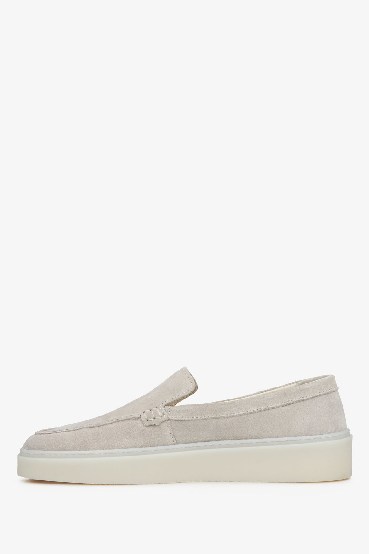 Hellbeige Velours-Damenmokassins von Estro – Schuhprofil.