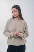 Frontale Ansicht des Models im hellbeigen Damen-Pullover mit weicher Alpaka-Wolle 