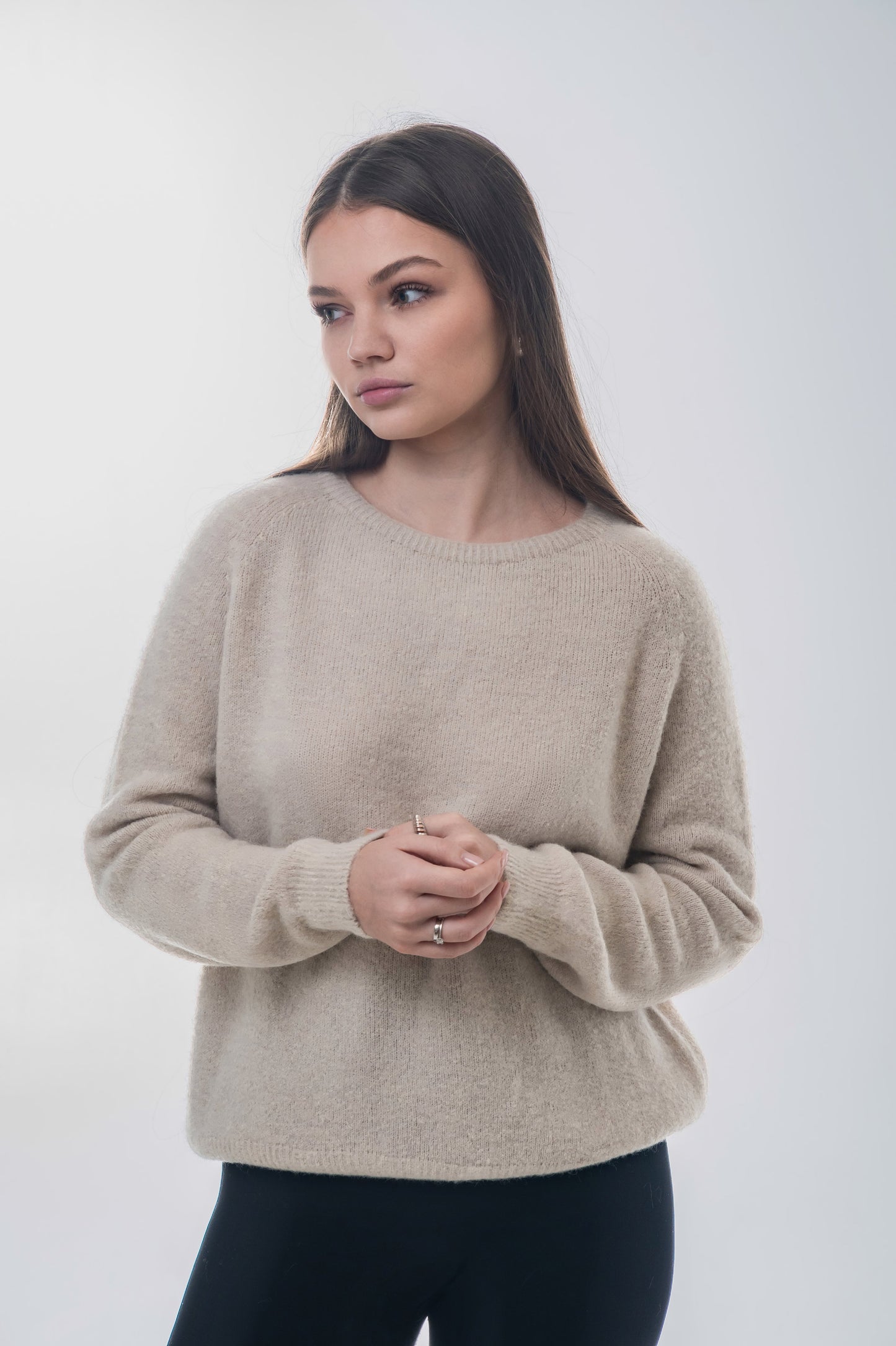 Frontale Ansicht des Models im hellbeigen Damen-Pullover mit weicher Alpaka-Wolle 