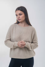 Frontale Ansicht des Models im hellbeigen Damen-Pullover mit weicher Alpaka-Wolle 