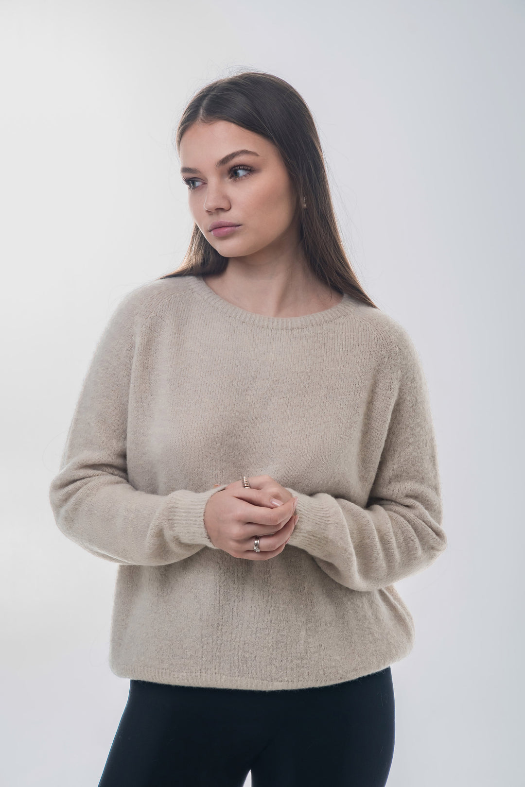 Frontale Ansicht des Models im hellbeigen Damen-Pullover mit weicher Alpaka-Wolle 