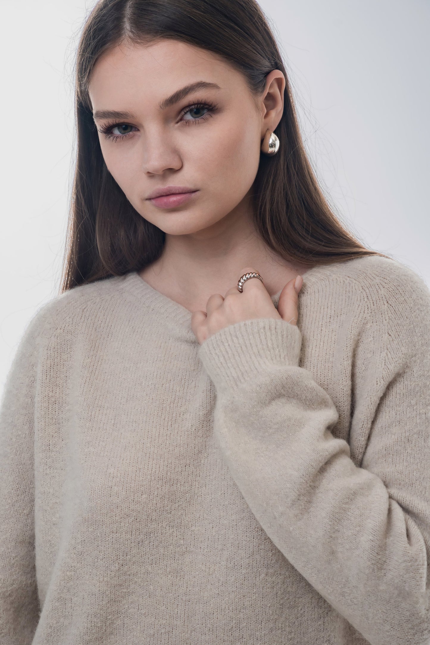 Nahaufnahme des Models zur Veranschaulichung der eleganten Strickstruktur und Passform 