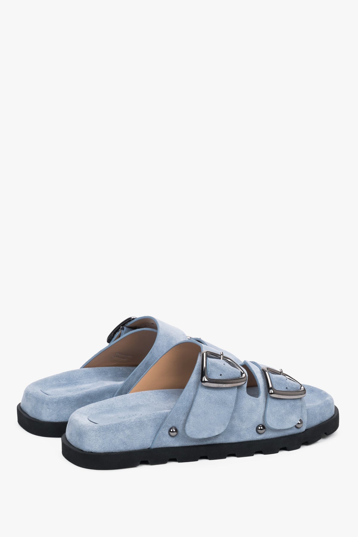 Hellblaue Damen-Pantoletten aus Veloursleder in schräger Seitenansicht mit flacher EVA-Sohle