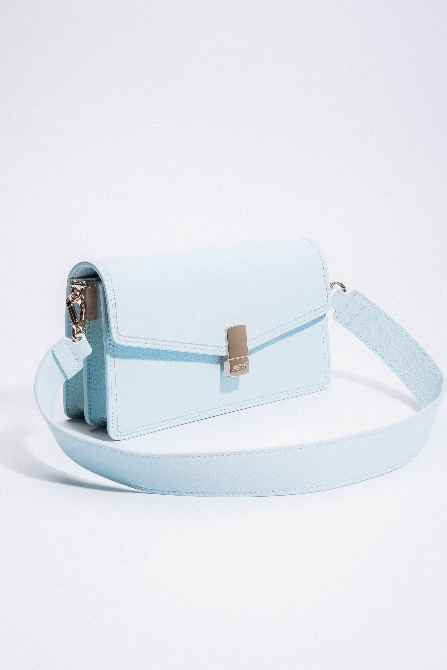 Frontalansicht der hellblauen Damen-Schultertasche aus echtem Leder mit Riemen.