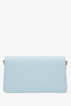 Rückansicht der kompakten hellblauen Damen-Schultertasche von Estro.