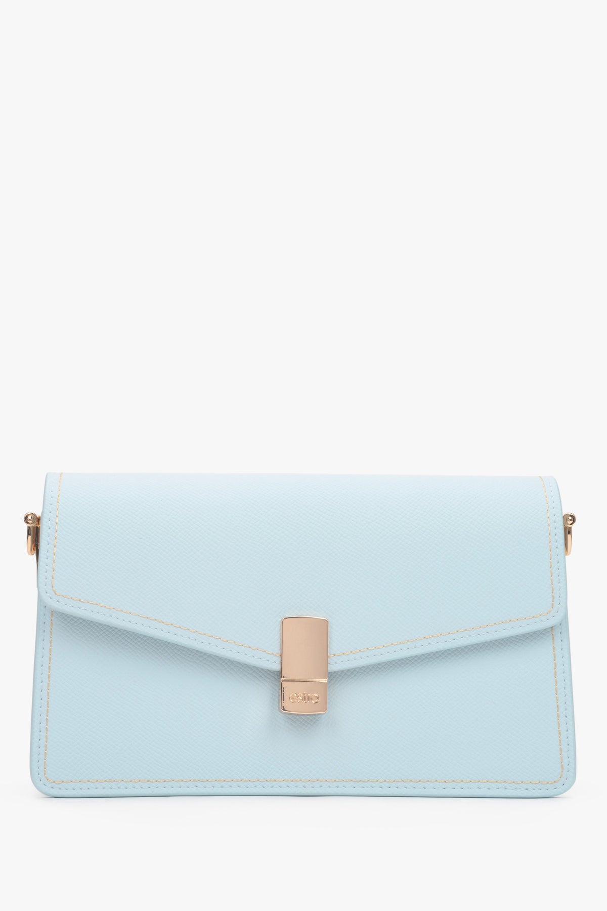 Hellblaue Damenhandtasche aus Leder mit langem Schulterriemen.