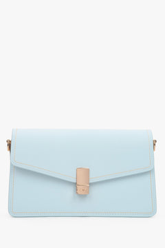 Hellblaue Damenhandtasche aus Leder mit langem Schulterriemen.