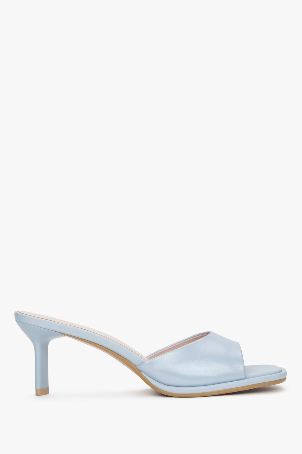 Elegante hellblaue Leder-Pantoletten dla Damen.