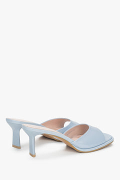 Bequeme hellblaue Leder-Sandaletten ohne Fersenriemen mit Absatz.