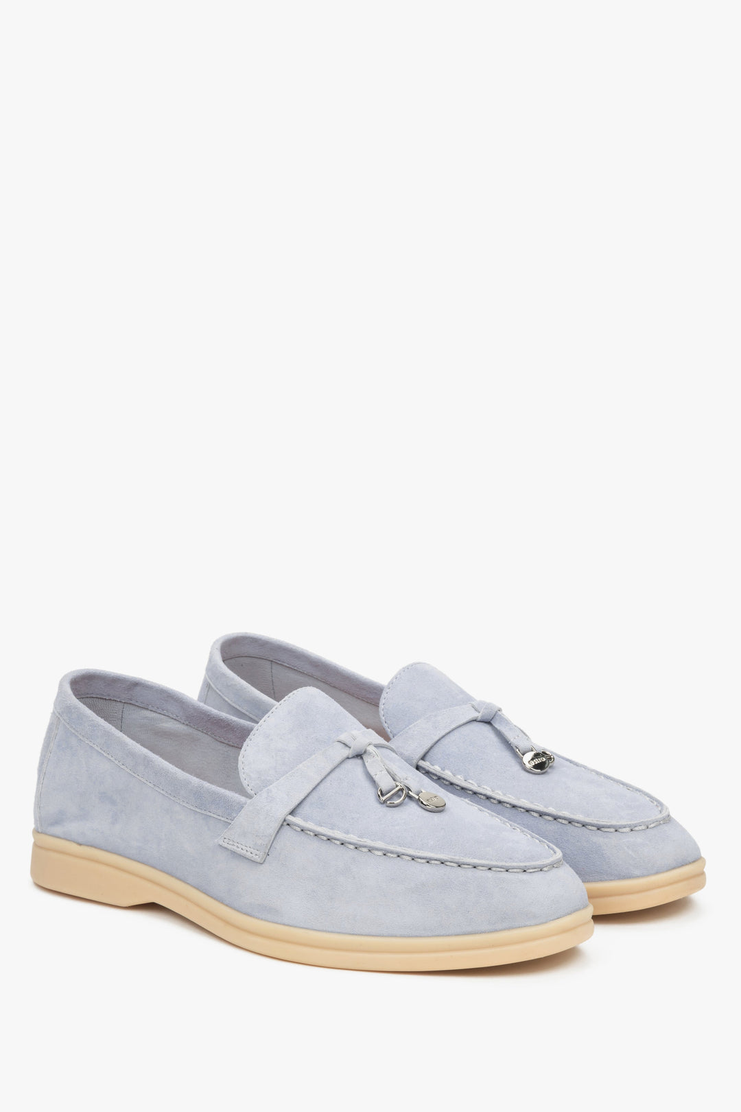 Hellblaue Damen-Mokassins von Estro aus weichem Veloursleder mit Zierquaste.