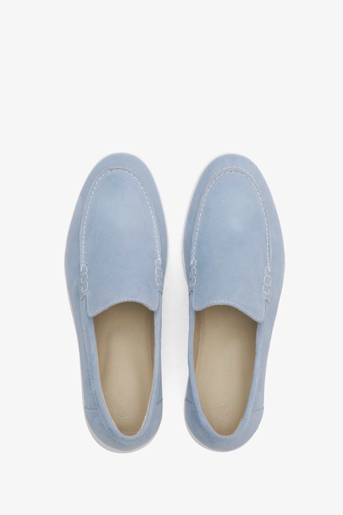Damen-Wildleder-Mokassins in Blau von Estro – Präsentation der Schuhe von oben.