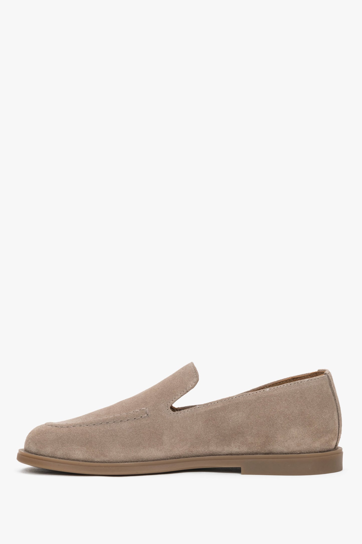 Seitenansicht des hellbraunen Velours-Mokassins