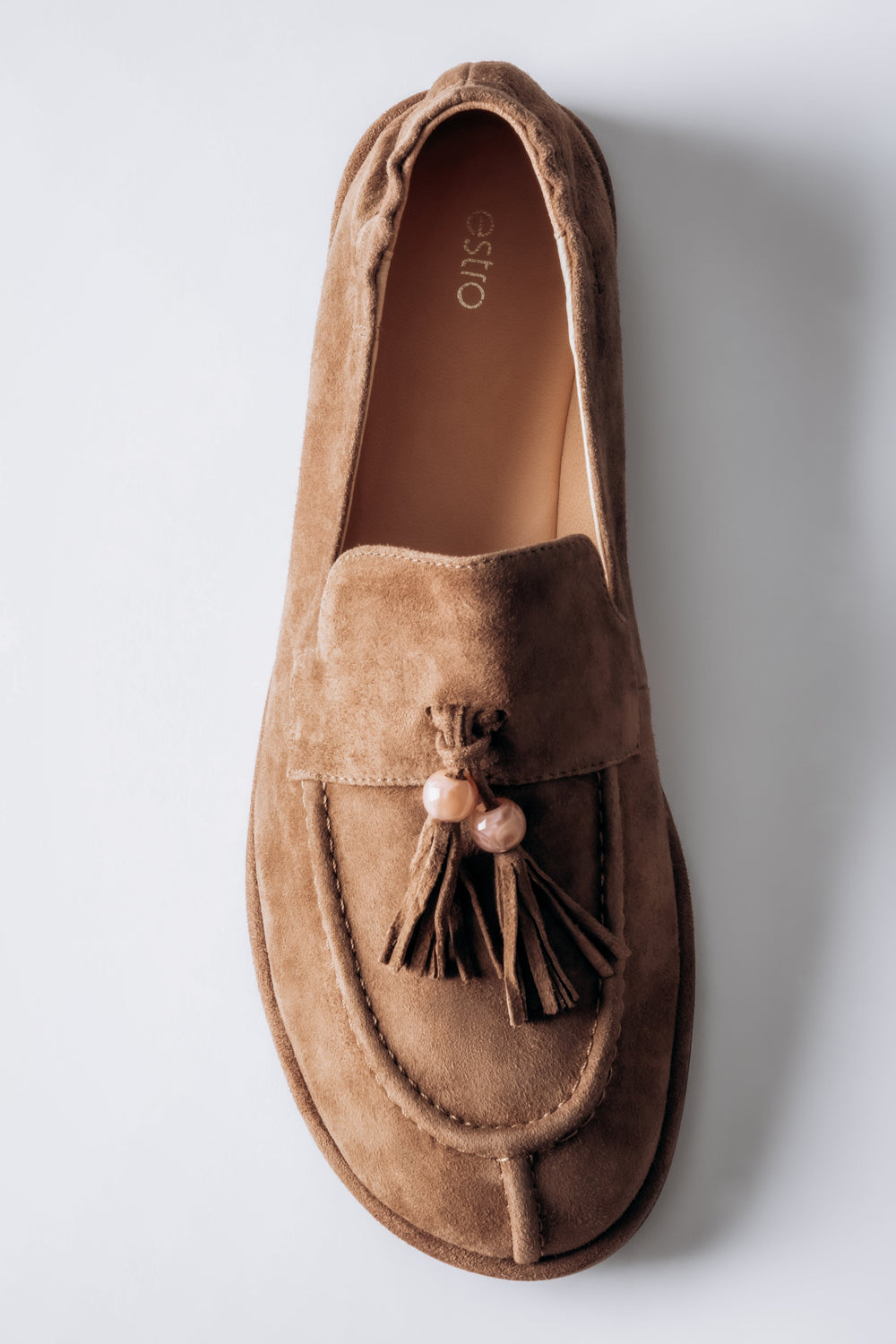 Draufsicht auf den hellbraunen Damen-Loafer aus Veloursleder mit Zierquaste